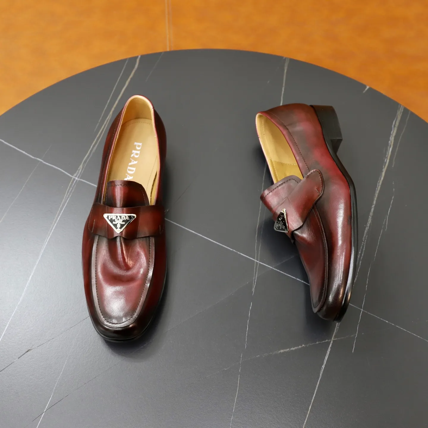 Ex-factory price: 520💰[PRADA] Prada's new casual men's shoes are launched in Hong Kong counters. Official website 1:1 production. Italian washed cowhide + water-dyed leather lining. Designed by European and American masters. Perfect shape to create counter quality, solid color rubber wear-resistant outsole and classic dazzling head! Super versatile and very comfortable. High-end without losing taste, fashionable and novel! ! Absolute focus! 3 colors available! Code number 38-45